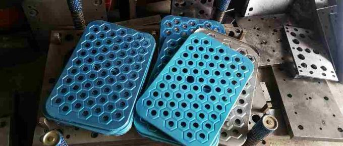 製造者は,パンチ鉄板を供給 鋳造された六角パンチ網 0